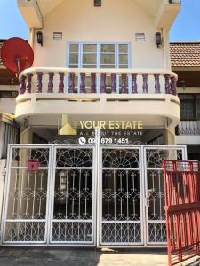 For RentTownhouseLadprao, Central Ladprao : 2-storey townhouse, 3 bedrooms, Soi Ladprao 48, available for rent, price is only 15,000, feel free to inquire.