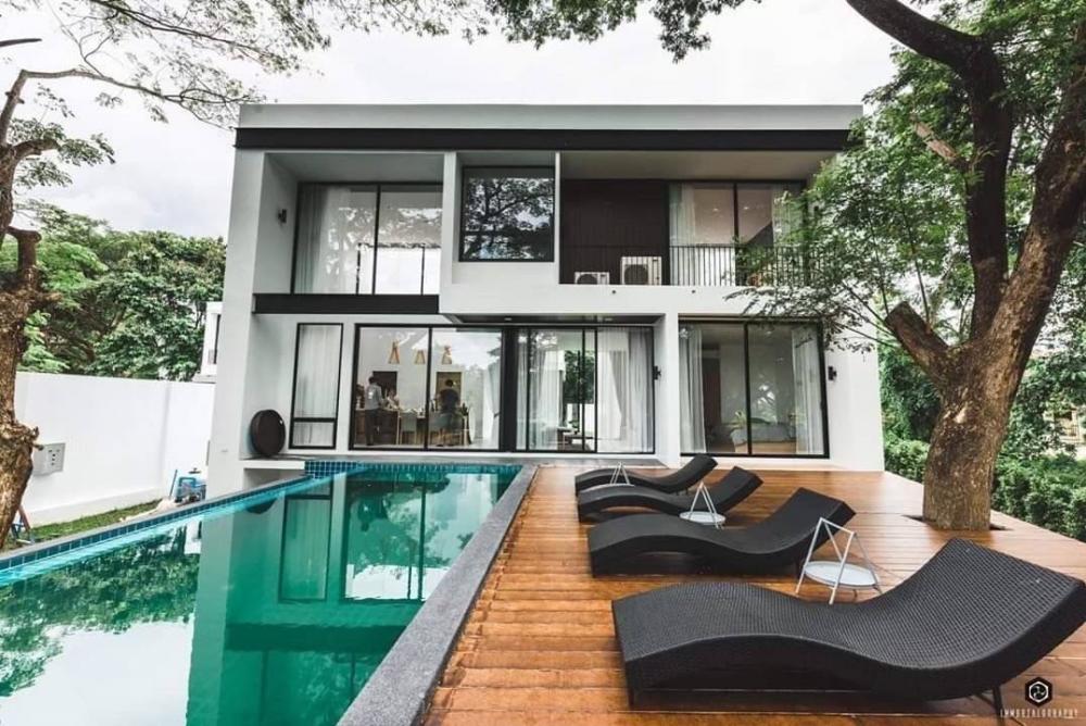 For RentHouseChiang Mai : Sell/rent a modern style pool villa with a lake view in a shady project. Surrounded by more than 1,000 trees.