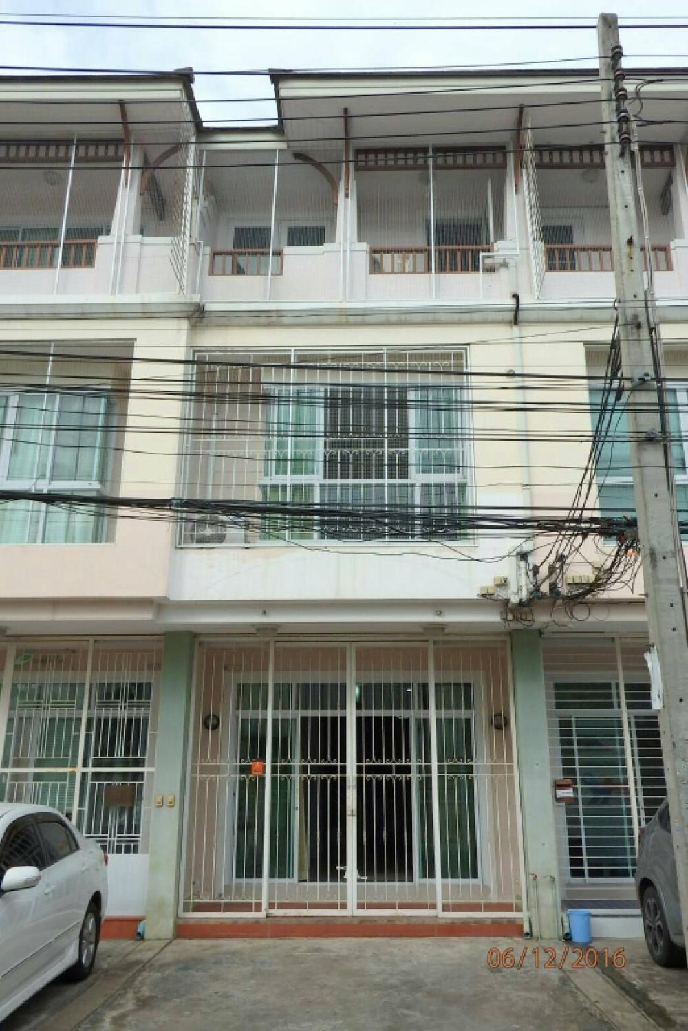 For RentTownhouseLadprao, Central Ladprao : 3-storey townhouse for rent, area 25 square wah, 3 bedrooms, 3 bathrooms, 4 air conditioners, partially furnished, ready house on Ladprao 31 Road, rental price 18,000 baht/month