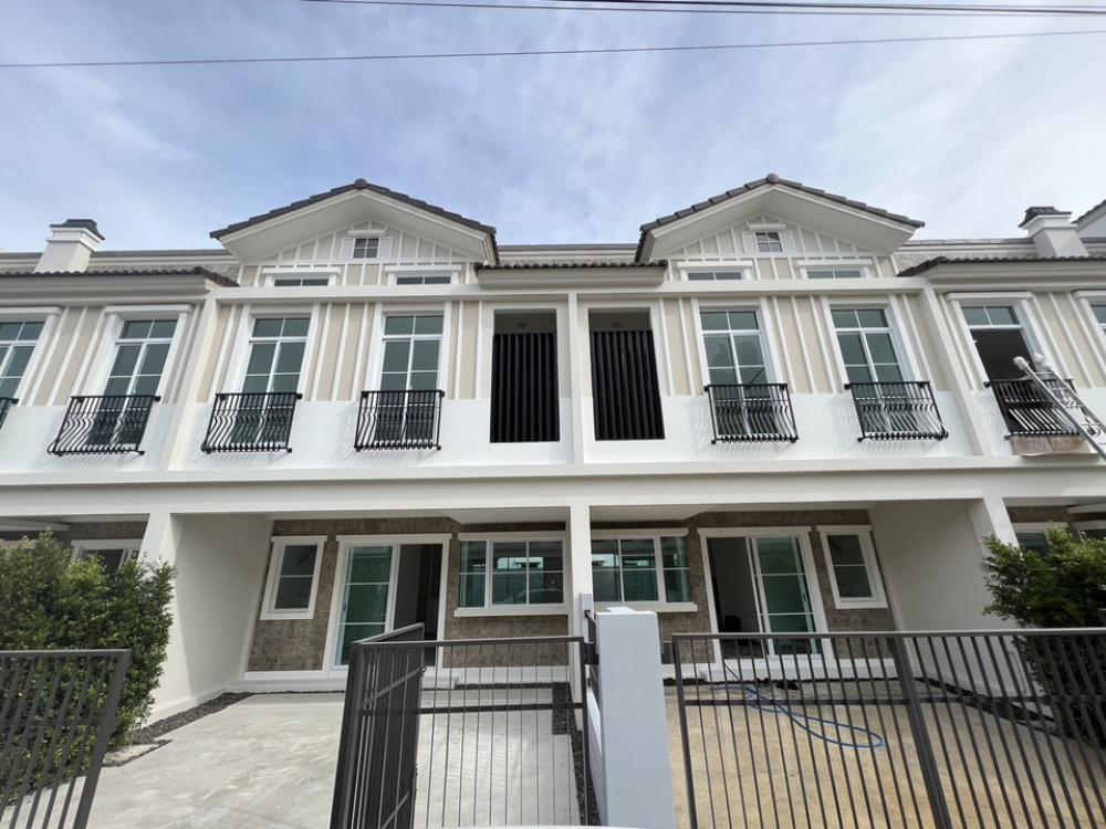For RentTownhouseBangna, Bearing, Lasalle : For rent, new townhome, Indy Bangna, Ramkhamhaeng 2, area 22 sq m., luxury project Premium built-in all over the back with full furniture can move in immediately Good location near Expressway Mega Bangna