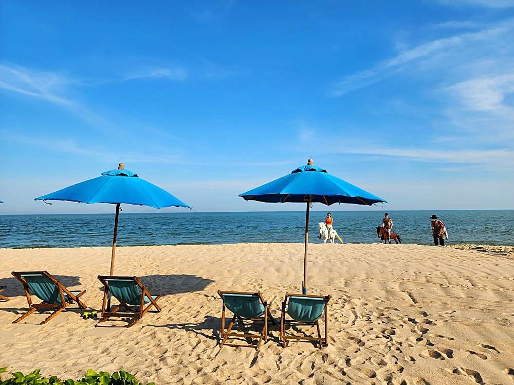 For SaleCondoCha-am Phetchaburi : Luxury condo for sale, quality project, next to the sea, Cha Am - Hua Hin, area 70.46 sq m. 2 bedrooms, sea view, 2 bathrooms, high floor, corner room, sea view balcony. In front of the mountain view room, the weather is very good.