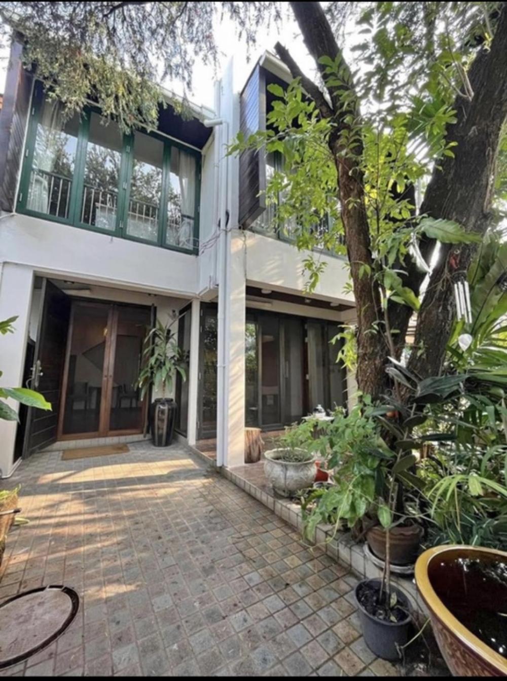 For RentHouseRatchathewi,Phayathai : Townhouse for rent #Soi Phaholyothin 8‼️‼️‼️ Uni Villa Village 🌈☘️ Soi Phahonyothin 8 ☘️ 2 bedrooms, 1 bathroom ☘️ Get electrical appliances and furniture as in the picture.
