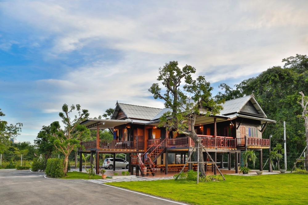 For RentHouseCha-am Phetchaburi : Thai wooden house, affordable price, only 100 meters from Petchkasem Road, located in the source of prosperity, new construction using old wood, beautifully decorated, elegant, suitable for living or making a homestay comfortably.