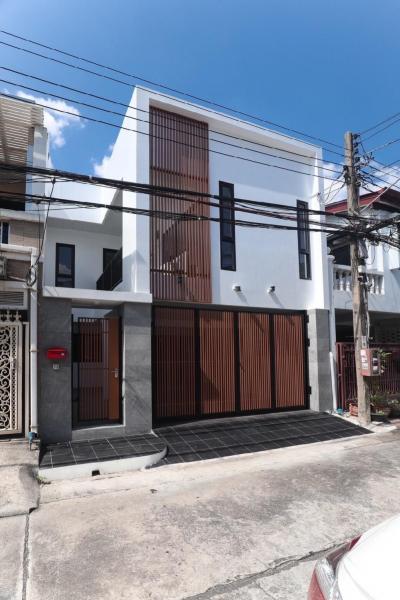 For SaleTownhouseSathorn, Narathiwat : Townhome for sale near BTS Chong Nonsi. #Soi Narathiwas 22 32 square meters, 3 bedrooms + Plus1 bedrooms, 3 bathrooms