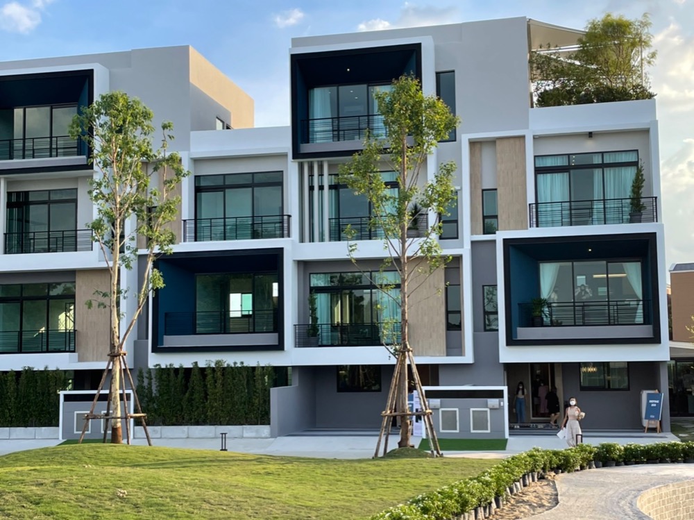 For SaleTownhouseYothinpattana,CDC : New townhome for sale, luxury project Nirvana DEFINE, Ekkamai-Ramintra, Plot 3, beautiful location in front of the garden and swimming pool. next to model house Usable area 230 sq m. Interested contact Khun Ann 0804269565 LineID: 0899196770