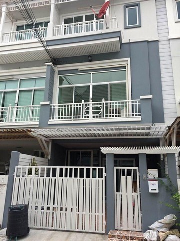 For RentTownhouseLadkrabang, Suwannaphum Airport : Code C5581 for rent, 3-storey townhome for sale, The Metro Village, Rama 9, along the road along the motorway, Rama 9.