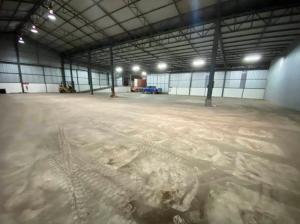 For RentWarehouseSriracha Laem Chabang Ban Bueng : #Warehouse for rent in Sriracha District Chonburi, size 1100 square meters: only 4 kilometers from Laem Chabang Port: rent 132,000 baht / month, falling 120 baht per square meter.