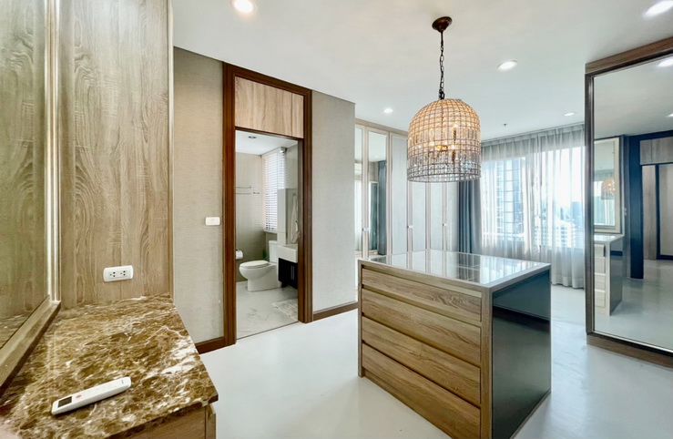 For SaleCondoRama9, Petchburi, RCA : Urgent sale, luxury condo in the heart of the city, Villa Asoke, larger room 148 sq m, 3 bedrooms with private parking