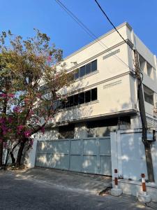 For RentOfficeOnnut, Udomsuk : 4-Storey office building for rent with 23 en-suite rooms, approximate usable area of 1,400 sqm.