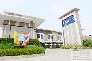 For SaleTownhousePattaya, Bangsaen, Chonburi : Cheap sale, 2-storey townhome, The Trust Town project. Soi Wat Phan Sadet Nai, Bowin, Sriracha, Chonburi, size 3 bedrooms, 3 bathrooms, price 2.32 million baht.