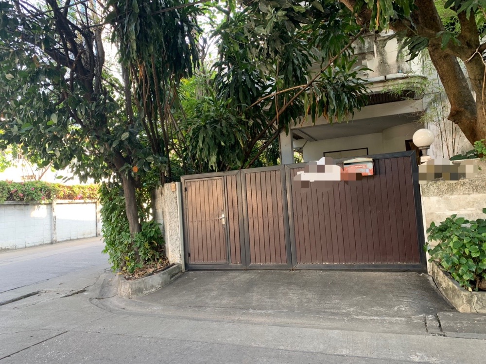 For SaleHouseLadprao, Central Ladprao : House/home office behind the corner, good location, behind the Ratchada Criminal Court, near MRT BTS Lat Phrao Soi 15, Chatuchak, Bangkok