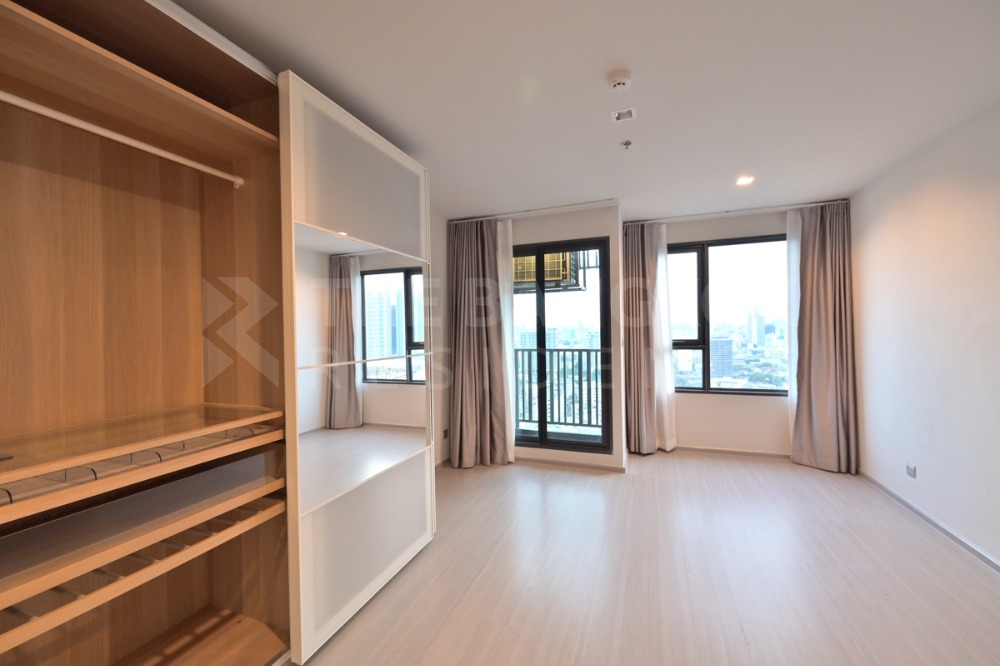 For SaleCondoLadprao, Central Ladprao : Life Ladprao, very cheap sale, 3.95 million !! 28.68 sq.m., high floor, new room, never lived, next to BTS Ha Yaek Lat Phrao, very good location / contact 065-8219716 ice