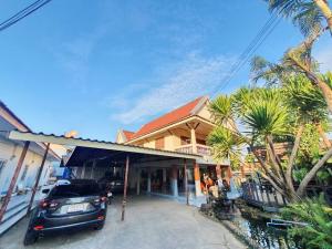 For SaleHouseKhon Kaen : 2-storey detached house for sale and 5 rooms for rent, full tenants, area 281 wah, with car and motorcycle parking in Samra, Khon Kaen, community area Next to the main road of the village, best investment