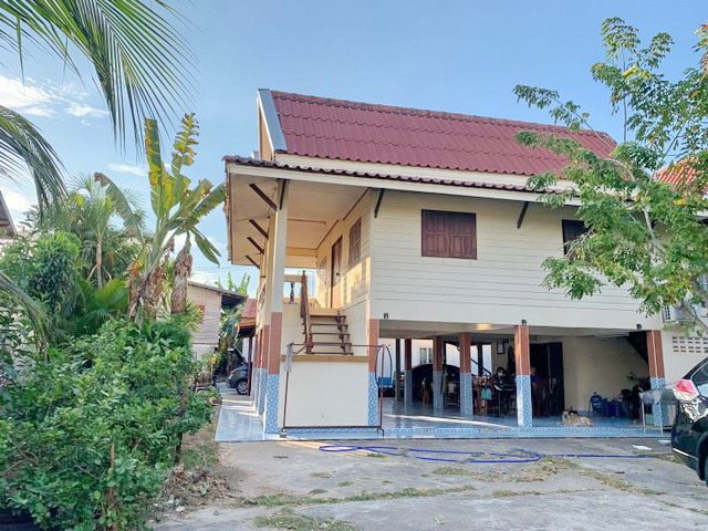 ขายบ้านขอนแก่น : ขายบ้านเดี่ยว 2 ชั้น และห้องเช่า 5 ห้องผู้เช่าเต็ม พื้นที่ 281 วา มีที่จอดรถยนต์ มอเตอร์ไซค์ อยู่ในเขตชุมชนสำราญ ขอนแก่น เหมาะลงทุน อยู่อาศัย มีรายได้ทันที