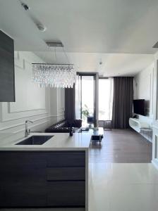 For RentCondoSukhumvit, Asoke, Thonglor : For Rent!! The Esse Asoke Super Luxury 1Bed1Bath with Fully Furnished Ready to move in