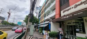 For SaleShophouseRatchadapisek, Huaikwang, Suttisan : Commercial building for sale, 4 and a half floors, 2 booths, next to Ratchada Road, Sutthisan Intersection, next to Sutthisan MRT