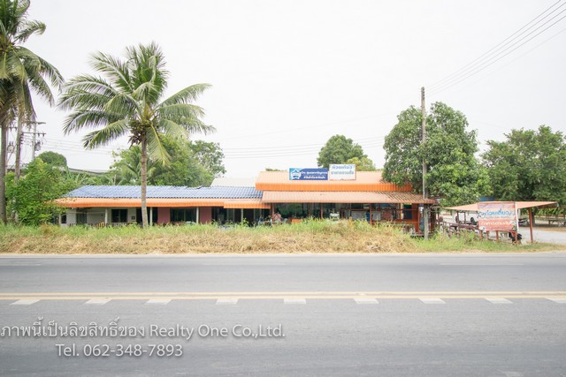 For SaleLandSuphan Buri : Land for sale with houses, shops, beautiful location, Sam Chuk, Suphan Buri