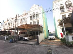 For SaleTownhouseLadkrabang, Suwannaphum Airport : 3-storey townhome for sale, behind the corner of Neo De Siam Chalermprakiet University, Soi 38 (opposite Suan Luang Rama 9).