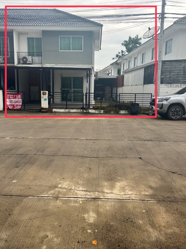 For SaleTownhousePathum Thani,Rangsit, Thammasat : Next to the main road!! Townhouse for sale, Pruksa 113, Bangkok-Pathum Thani, 28.1 sq m, the best price in Soi Wat Nong Prong!!