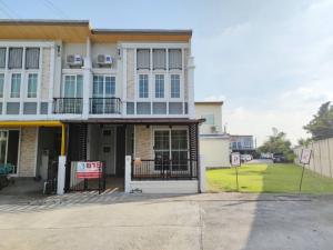 For SaleTownhouseLadkrabang, Suwannaphum Airport : Townhome for sale, Golden Town Bangna-Suanluang (Golden town bangna-suanluang), behind the corner along the Kanchana Ring Road.
