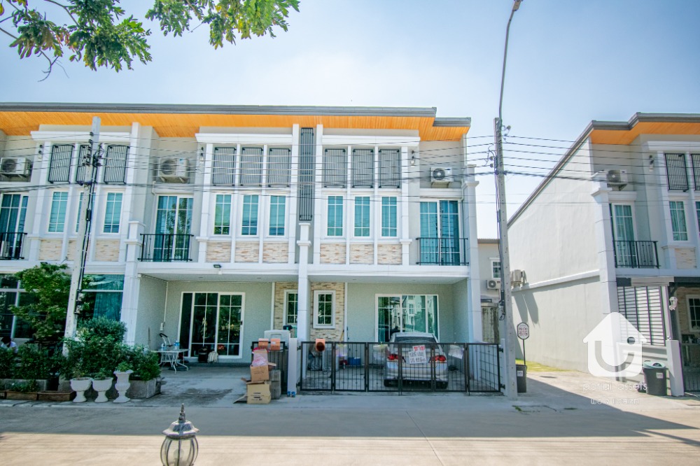 For SaleTownhouseNawamin, Ramindra : Townhome for sale, Golden Town Ramintra-Wongwaen. English style townhome, backed by the edge of the garden, best price, 2-storey type, 4 bedrooms, 3 bathrooms, size 19.6 sq m, next to the main road, behind Fashion Island.
