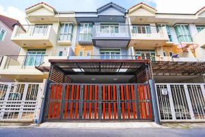 ขายทาวน์เฮ้าส์/ทาวน์โฮมโชคชัย4 ลาดพร้าว71 : CB017😍 For SELL ขายทาวน์เฮ้าส์ Townhouse 3 ชั้น,🚪3 ห้องนอน🚄ใกล้ Big C ลาดพร้าว🏢สังคมสงเคราะห์  🔔พื้นที่บ้าน:27.60ตร.วา🔔พื้นที่ใช้สอย:300.00ตร.ม.💲ขาย:5,800,000฿📞O99-5919653,O65-9423251✅LineID:@sureresidence