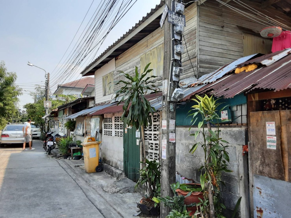 For SaleBusinesses for saleSukhumvit, Asoke, Thonglor :  Urgent sale!!! House for rent with land and tenants, area 134 square wah, Sukhumvit 107 (Soi Bearing 13), every house is fully rented, price 12 million baht (owner sells by himself, can negotiate)