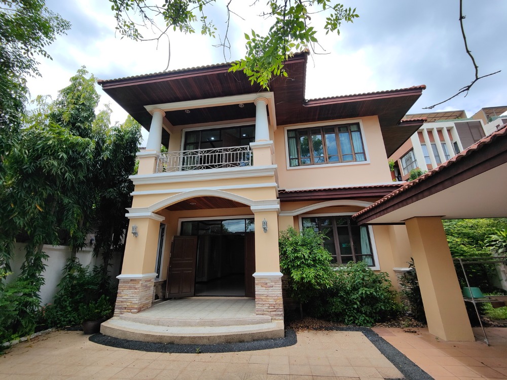 For RentHouseOnnut, Udomsuk : 2-storey detached house for rent in the area of Sukhumvit 63, Ekkamai 10, Khlong Tan Nuea, Wattana
