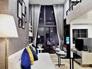ขายคอนโดพระราม 9 เพชรบุรีตัดใหม่ RCA : 🔥 ห้องสวย เพดานสูง ราคาสุดพิเศษ!! ขายคอนโด Chewathai Residence อโศก ใกล้ MRT พระราม 9