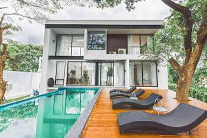 For RentHouseChiang Mai : A7MG1256 - Luxury house for rent with 4 bedrooms, 6 bathrooms, 1 kitchen, fully furnished with private pool and large garden.