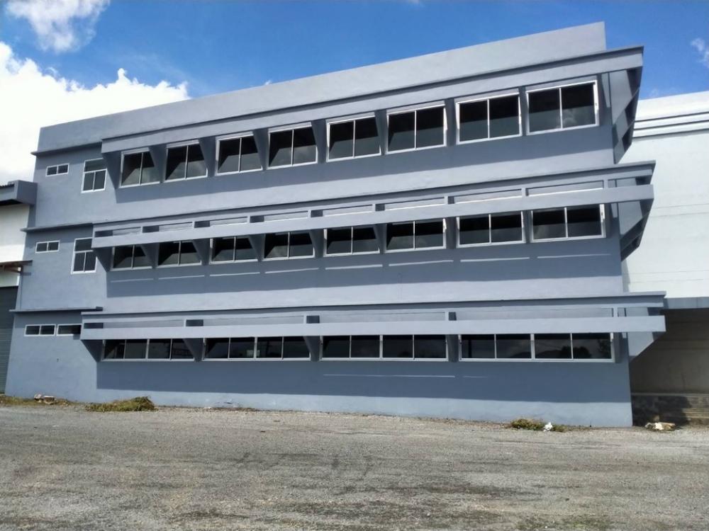 For RentFactorySriracha Laem Chabang Ban Bueng : Factory for rent, area 7 rai 2 ngan, usable area 6,000 square meters, 3-storey office, building 40 * 110 meters, newly decorated warehouse Ban Bueng District, Chonburi Province, selling price 85 million, rental price 300,000 per month