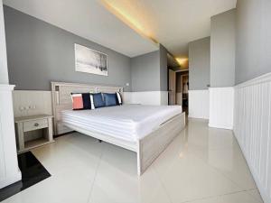 For RentCondoOnnut, Udomsuk : For rent 💜 Waterford sukhumvit50💜 Fully furnished Pet friendly upto 15 kg Must be well trained Maximum 2 pets from On Nut BTS station 750 m.