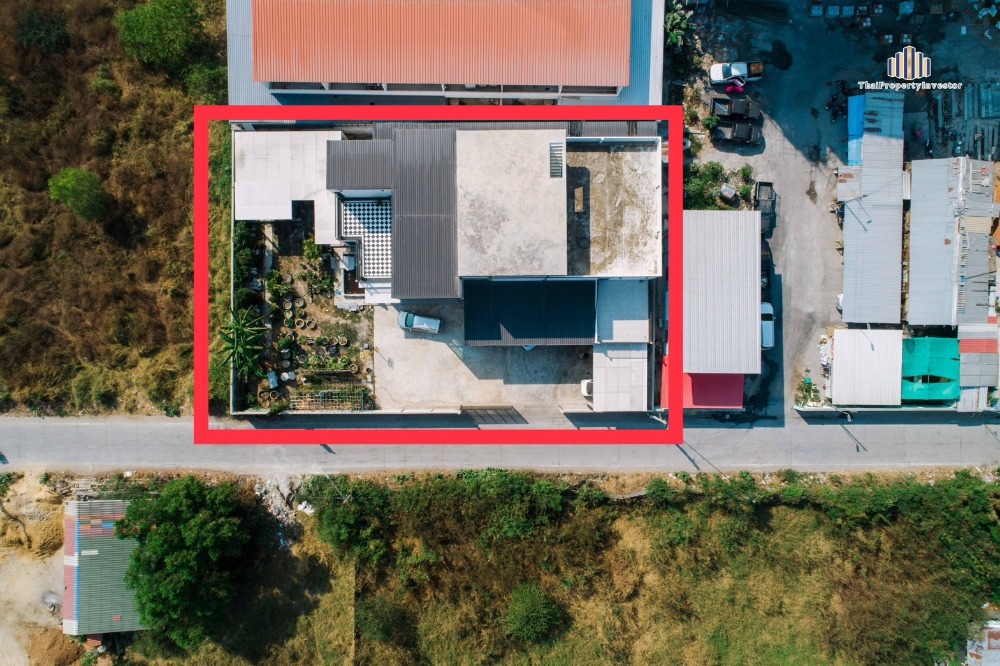 For SaleHousePathum Thani,Rangsit, Thammasat : Selling cheap!!! Warehouse with luxury detached houses, land area 299.5 square wah, usable area 1,198 square meters, suitable for warehouses and industries in Pathum Thani area.