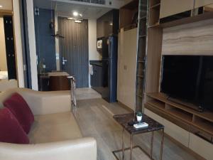 For RentCondoSukhumvit, Asoke, Thonglor : AT110_P ASHTON ASOKE **Very beautiful room, fully furnished, can drag your luggage in** Condo in the heart of Rama 9 intersection, easy to travel, close to amenities.