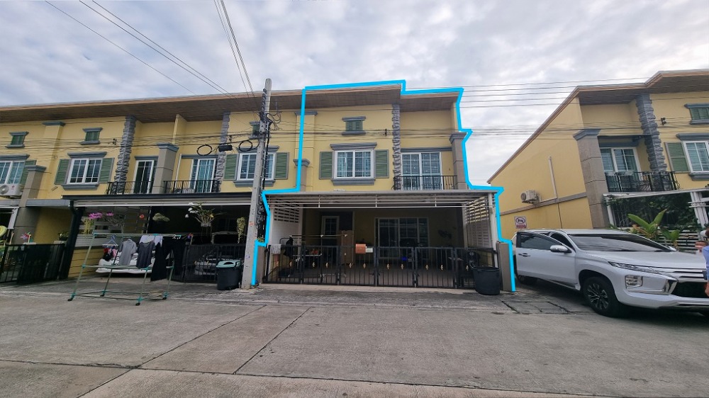 For SaleTownhouseLadkrabang, Suwannaphum Airport : 2-storey townhouse for sale behind the corner of Golden Town On Nut Project, Phatthanakan, complete with furniture and electrical appliances (Soi On Nut 65).