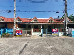 For SaleTownhouseSriracha Laem Chabang Ban Bueng : Urgent sale!!! 2-bedroom townhouse, Sahapat Village project, area of 19 square meters, in the heart of the Sahapat Group Attached to the Saha Phat Phibun warehouse Close to the community, convenient to travel