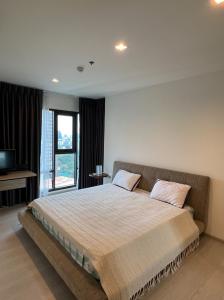 For RentCondoSukhumvit, Asoke, Thonglor : Quick rental!! Rhythm Sukhumvit 36-38, near BTS Thonglor, size 54 sq.m., 18th floor, 2 bedrooms, 2 bathrooms with living room, 2 views. Pool view. And the view of the south and east is private, the rent is 36,000 baht. per month.