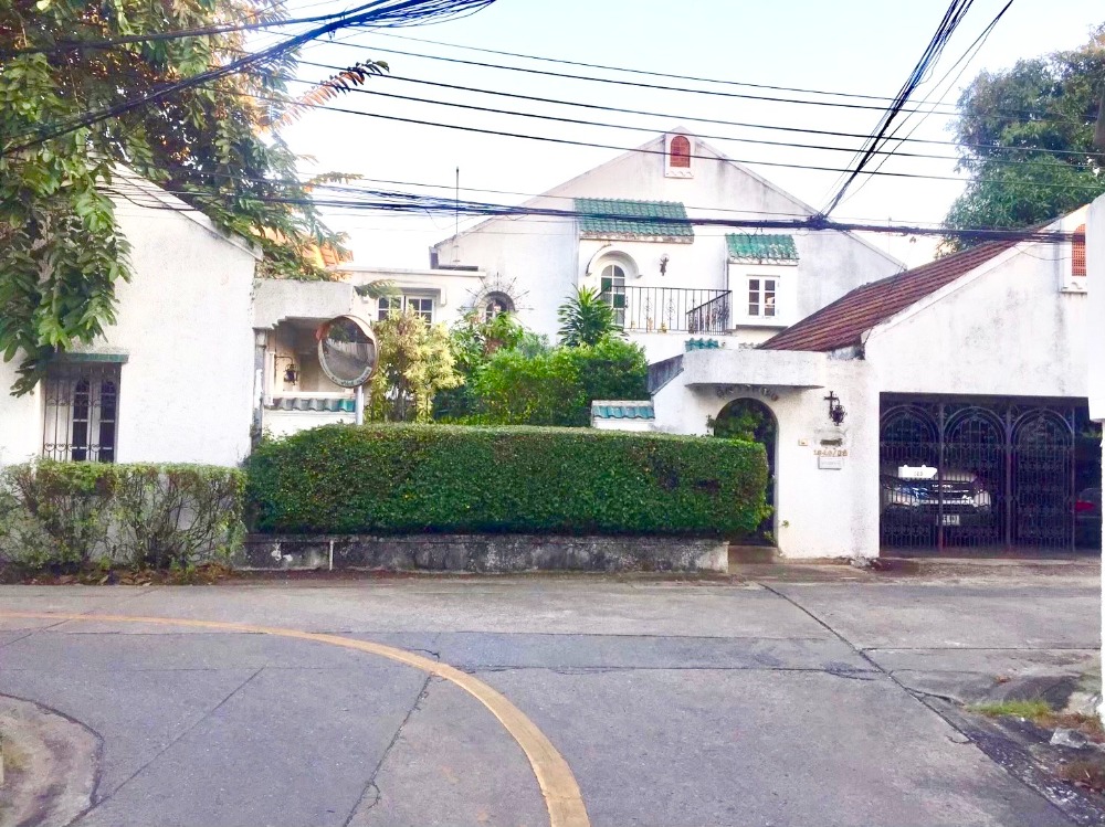 For SaleHousePinklao, Charansanitwong : 3 detached houses, Charan 71, large green space with a European style garden, peaceful, shady, society of old neighbors. If interested, contact Line at number 0656247498. Very quick response.