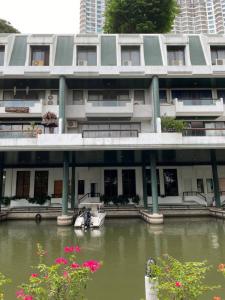 For SaleCondoWongwianyai, Charoennakor : Riverside condo, Tridhos Marina, next to the Chao Phraya River With a boat park in front of the house, size 4 bedrooms, area 322 square meters