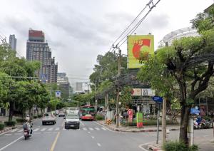 For SaleLandSukhumvit, Asoke, Thonglor : Land for sale on Ekkamai-Thonglor Road. can make tall buildings Good location, cheap price, area 420 square meters