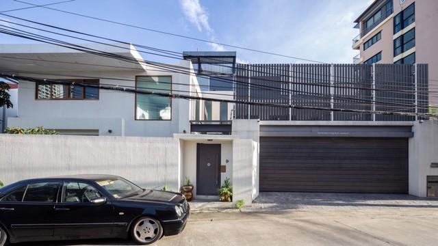 For SaleHouseLadprao, Central Ladprao : 2 storey detached house for sale, behind the corner, 91 square wa., Soi Ladprao 18, through Vibhavadi Rangsit 20, near MRT Ladprao
