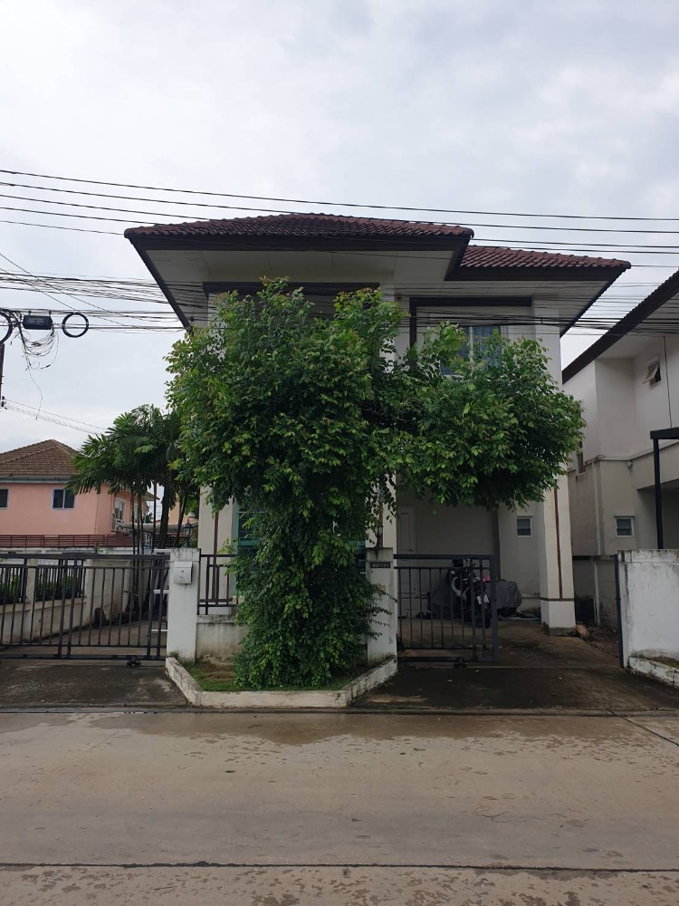 For SaleHousePathum Thani,Rangsit, Thammasat : Selling very cheaply!! Twin house on the corner of Sville Village Rangsit-Lamlukka Klong 4 near BTS Khu Khot !!! Area size 38.4 square meters, usable area 150 square meters, 3 bedrooms, 2 bathrooms, 2 parking spaces, can park 2 cars in the house, with 2 l