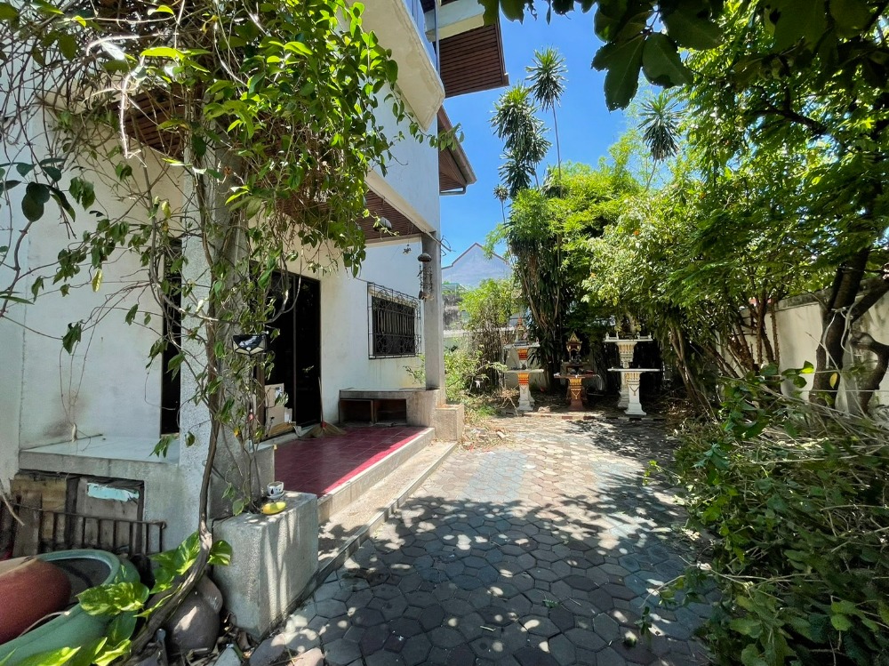 For SaleLandWongwianyai, Charoennakor : ++Sale++ Land with Detached House Soi Lat Ya 12! Size 59 Sqwa, Good Location near BTS Klongsan, ICON SIAM, Charoennakorn