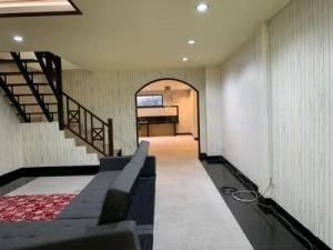 For RentTownhouseLadprao101, Happy Land, The Mall Bang Kapi : 3-storey townhome for rent, 25 square meters, new Ronovated, partially furnished, Soi Pho Kaew 3, Ladprao 101, near the corner market. Talat Liab Duan (ADT647)