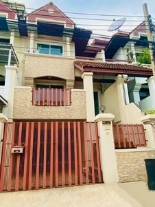 For RentTownhousePattanakan, Srinakarin : Townhome for rent, 4 floors, 35 sq m, fully furnished, ready to move in. Royal Nakarin Village Villa, Soi Srinakarin 42 opposite Seacon Square (ADT649)