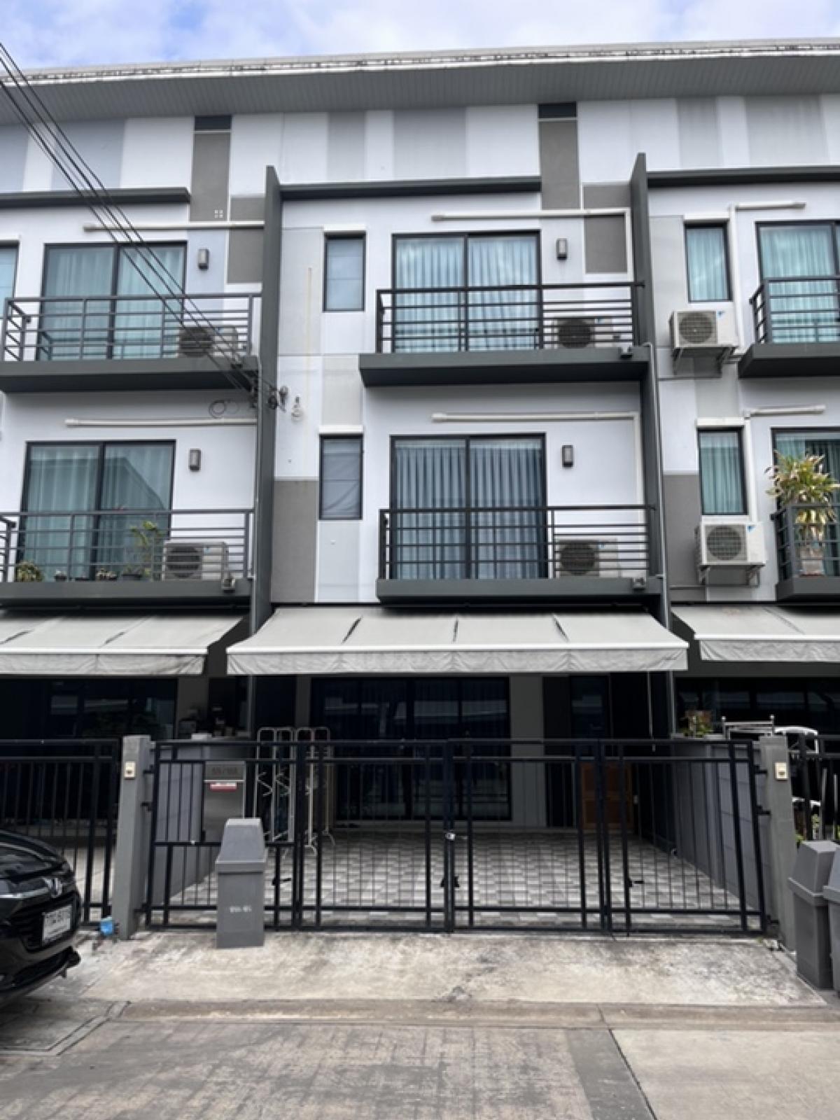 For RentTownhouseRathburana, Suksawat : Townhome for rent, Baan Klang Muang, Suksawat, beautiful decoration, fully furnished, ready to move in.