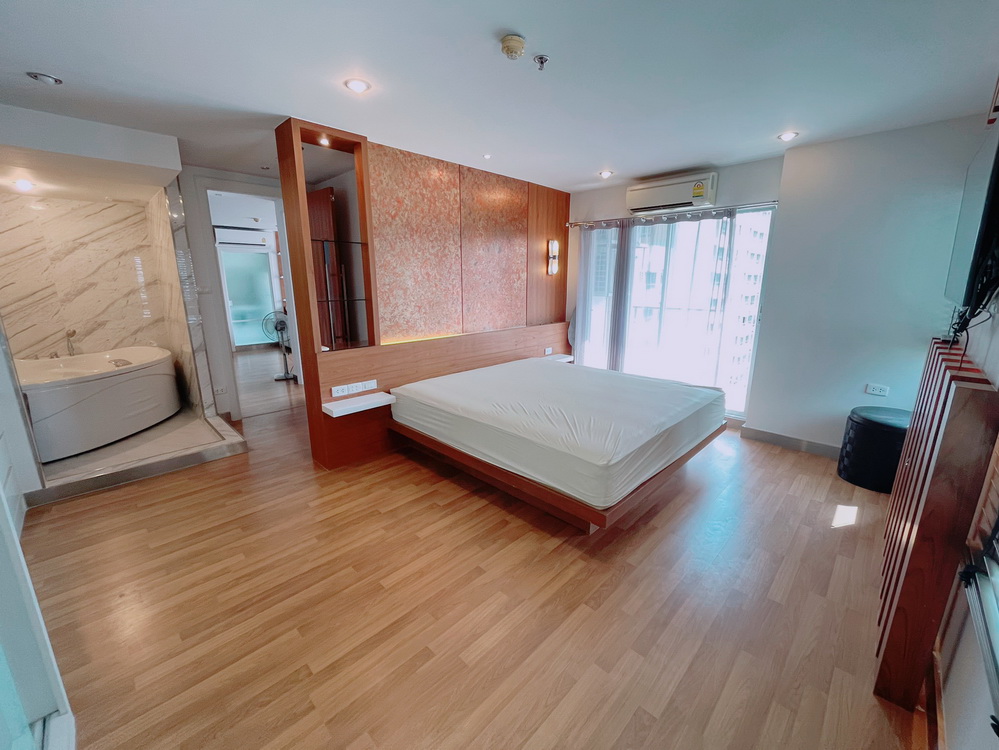 ให้เช่าคอนโดพระราม 9 เพชรบุรีตัดใหม่ RCA : RENT !! Condo Lumpini Place, MRT Rama 9, 2 Bed, D Bl., 24 Fl., Area 71 sq.m., Rent 26,000 .-