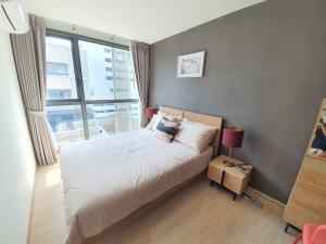 For RentCondoSukhumvit, Asoke, Thonglor : 🌈 Condo for rent, Taka Haus Ekkamai 12″, new condo in the heart of the city ✨ 8th floor, room area 44 square meters, street view in front of the project 🍃