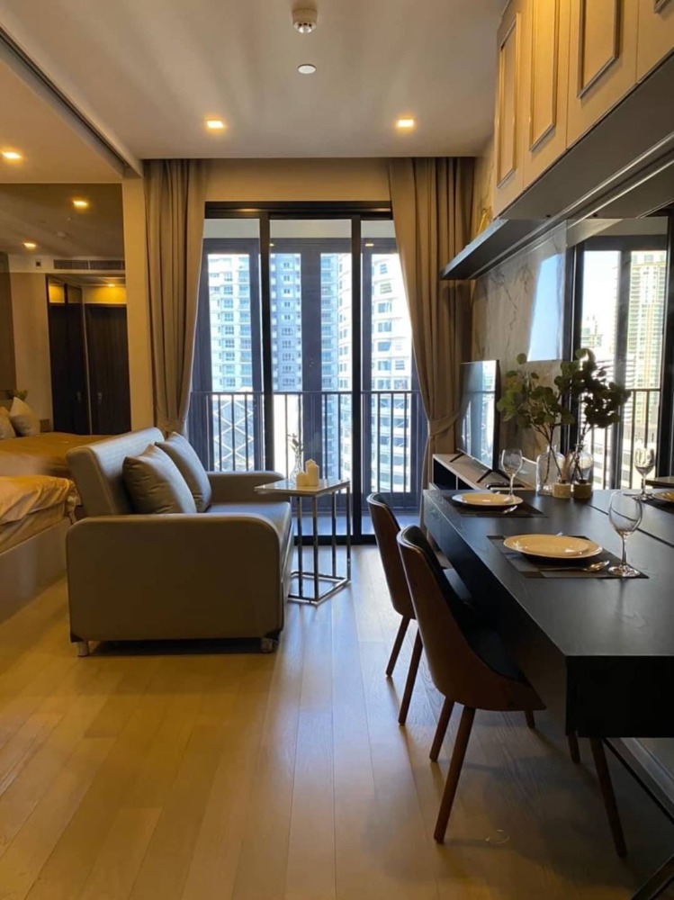 For RentCondoSukhumvit, Asoke, Thonglor : Ashton Asoke Condo for RENT for rent ** Ashton Asoke @ 25,000 baht / month Call 096-2615656 Very spacious room 35 sq m. 1 bed 1 bath Fully furnished Location : Asoke - Sukhumvit Rental Price: 25,000 Baht/Month Condominium