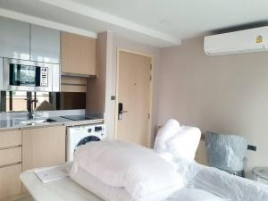 For RentCondoSukhumvit, Asoke, Thonglor : Walden Asoke, room for rent. 
(BTS Asoke & MRT Sukhumvit 800m)